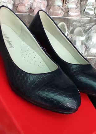 Шкільні туфлі балетки човника на підборах для дівчинки сині лакові з малюнком