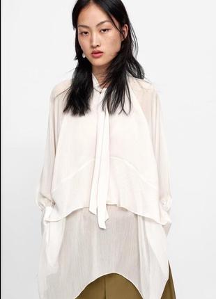 Красивая блуза удлиненная свободного кроя бледно бежевого цвета с бантом м 102 фото