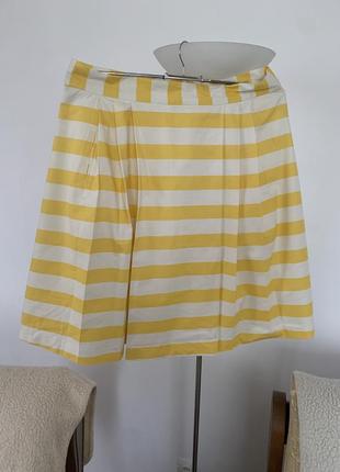 Яркая юбка.