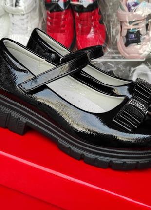 Черные лаковые туфли школьные на платформе для девочки3 фото