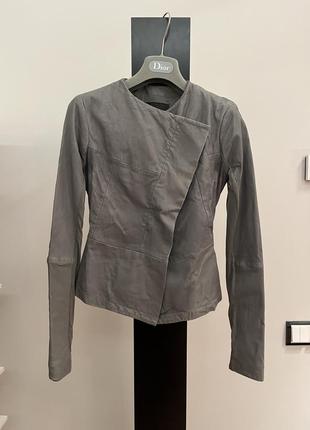 Шкіряна сіра жіноча куртка emporio armani, розмір xs