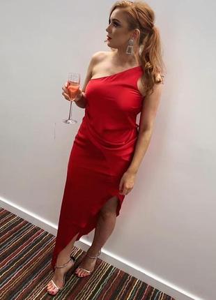 Красное атласное платье миди на одно плечо с драпировкой asos design7 фото