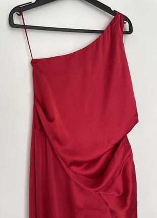 Красное атласное платье миди на одно плечо с драпировкой asos design9 фото