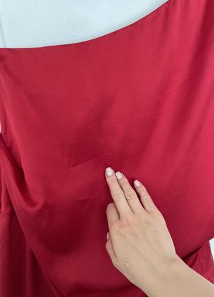 Красное атласное платье миди на одно плечо с драпировкой asos design10 фото