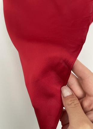 Красное атласное платье миди на одно плечо с драпировкой asos design5 фото
