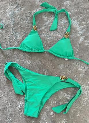 Новий купальник на завʼязках зеленого кольору з брошками ананас
