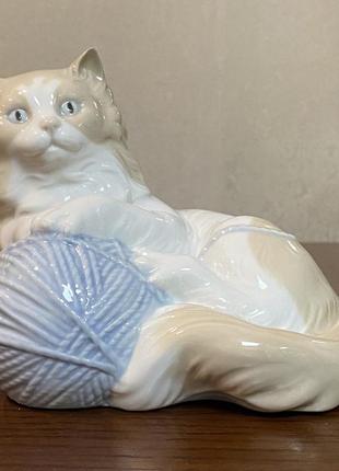 Фарфоровая статуэтка nao (by lladro) «кошка с клубком».2 фото