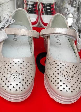 Рожеві туфлі для дівчинки на платформі перфорація4 фото