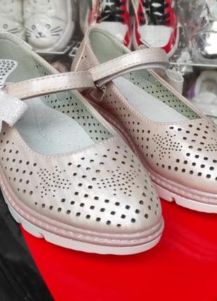 Рожеві туфлі для дівчинки на платформі перфорація7 фото