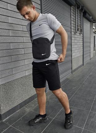 Спортивный костюм: футболка, шорты и барсетка