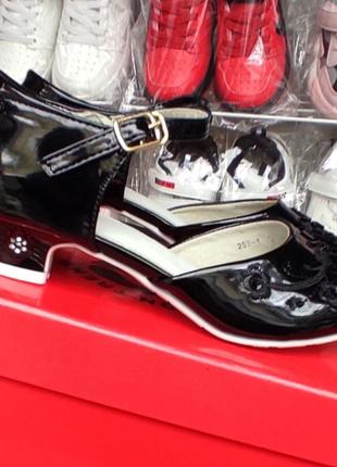 Черные  лаковые туфли  на каблуке для девочки4 фото