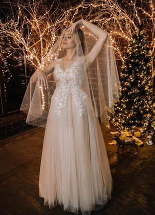 Прекрасне весільне плаття з красивими плічками