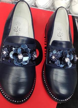 Школьные синие туфли лоферы с камнями для девочки на каблуке2 фото