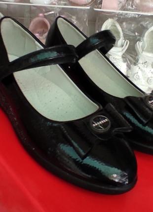 Черные лаковые туфли на каблуке для девочки5 фото