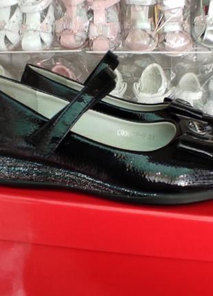 Черные лаковые туфли на каблуке для девочки3 фото