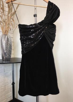 Черное вечернее вельветовое платье на одно плечо2 фото