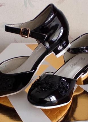 Черные лаковые туфли на каблуке для девочки4 фото