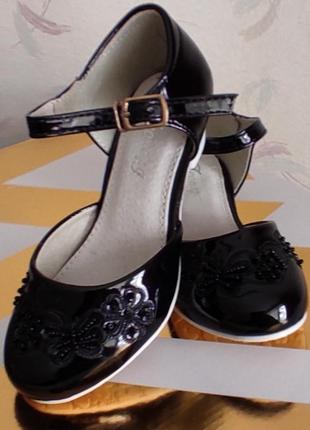Черные лаковые туфли на каблуке для девочки1 фото