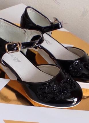 Черные лаковые туфли на каблуке для девочки6 фото