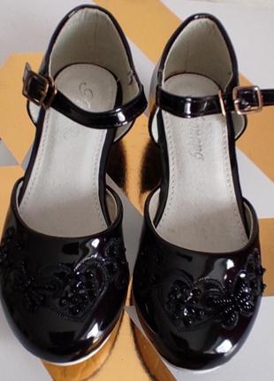 Черные лаковые туфли на каблуке для девочки10 фото