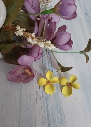 Яскраві сережки-гвоздики у вигляді квітки