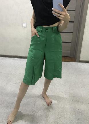 Шорты бермуды в красивом цвете