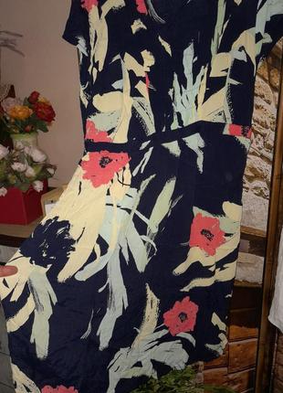 Вискозное платье миди в цветы с поясом2 фото