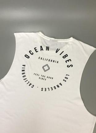 Белая майка asos ocean vibes с принтом на груди и спине, белоснежная, с большими вырезами, стильная, принт, асос, летняя, пляжная7 фото