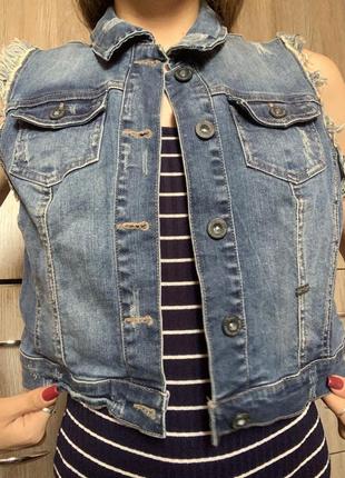 Вкорочена джинсова жилетка3 фото