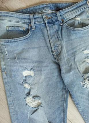 Светлые джинсы с прорезями2 фото