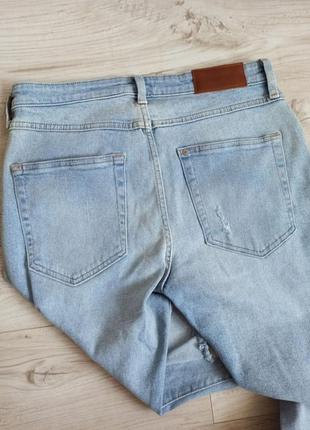 Светлые джинсы с прорезями3 фото