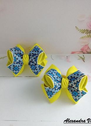 Большие желтые бантики с орнаментом