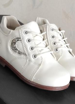 Белые лаковые ботинки, туфли для девочки с камнями стразами5 фото