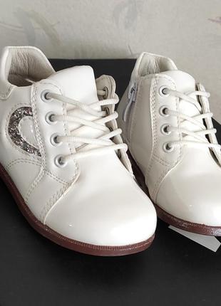 Белые лаковые ботинки, туфли для девочки с камнями стразами6 фото
