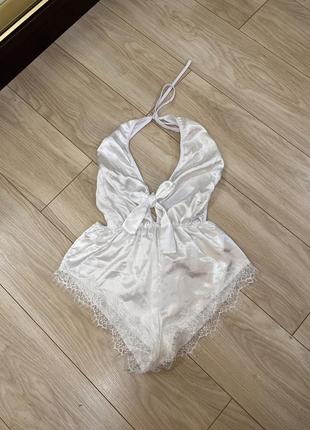 Пижама атласная кружево белая ромпер с шортами классная стильная красивая нарядная секси1 фото