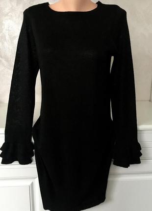Брендовое базовое черное платье с рюшами на рукаве1 фото