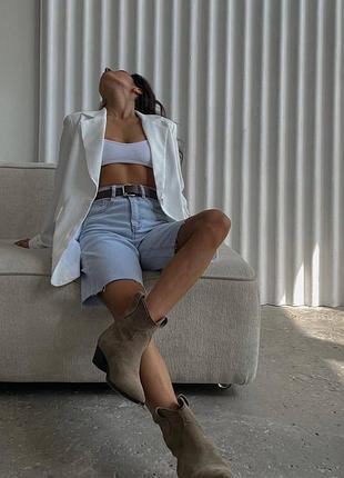 Женский бежевый пиджак оверсайз прямого кроя с карманами с рысками однотонный, базовый, удлиненный светлый молочный