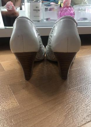 Білі шкіряні босоніжки туфлі сіточки monarch4 фото