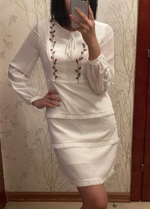 Белое платье с вышивкой