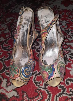 Босоножки на шпильке