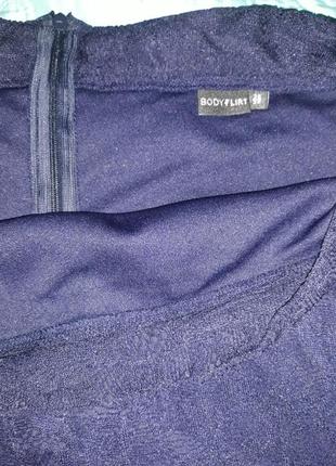 Новая изящная кружевная миди-юбка на подкладе глубокого темно-синего цвета5 фото