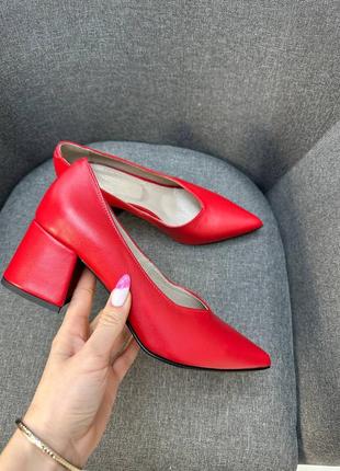 Червоні шкіряні туфлі човники на не високому каблуку