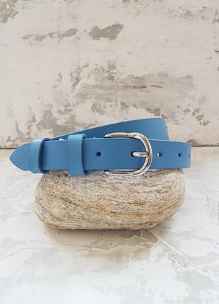 Жіночий шкіряний ремінь блакитного кольору.