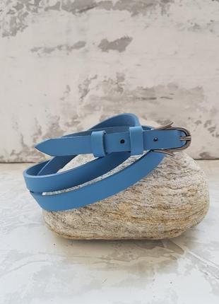 Жіночий шкіряний ремінь блакитного кольору.