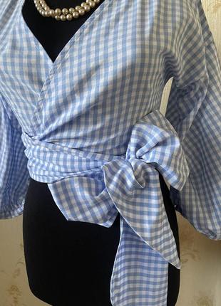Женская укороченная блузка в клетку на запах из хлопка3 фото