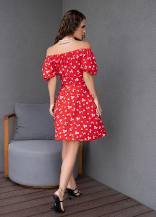 Красное цветочное платье с открытыми плечами4 фото