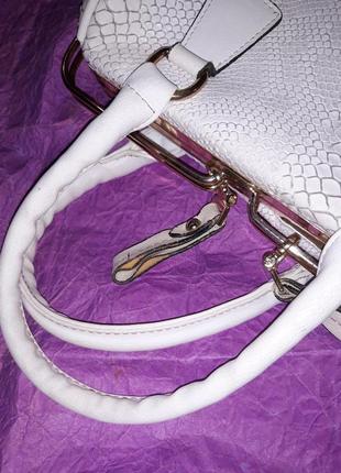 Жіноча біла сумка зі шкірозамінника під змію сумочка трапеції велика7 фото