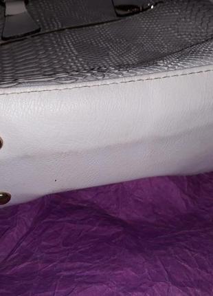 Жіноча біла сумка зі шкірозамінника під змію сумочка трапеції велика8 фото