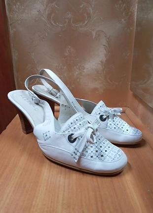 Жіночі босоніжки.