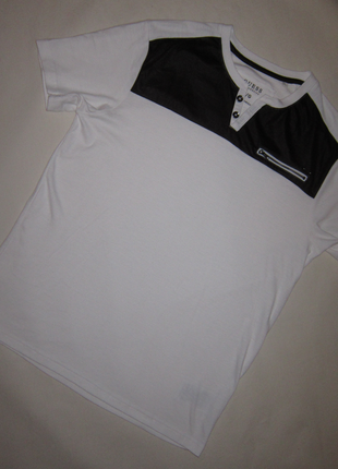 Белая футболка с черной отделкой
